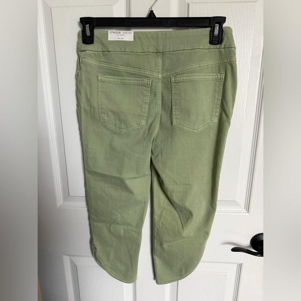 Chico's Women's Pull-On Dolphin-Hemmed Capri Jeans Mint 00 NWT $89 - Picture 8 of 9